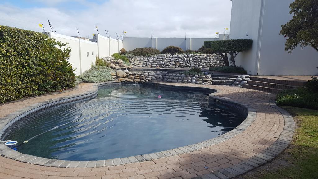 Whale View Self Catering Apartment Hermanus Esterno foto